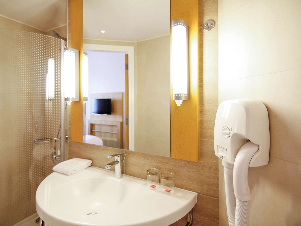 ibis One Central Hotel — photo 6